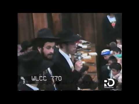 Camp Gan Yisroel sings “Oh Rebbe” at Chof Av Rally 5752 | שירת „אוי רבי” בראלי כ"ף מנחם אב תשנ"ב