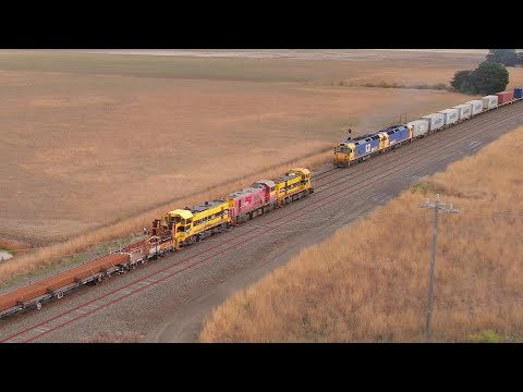 7902V Mildura Container Train Crosses SSR Broad Gauge Rail Train At Gheringhap (12/4/2023) - PoathTV