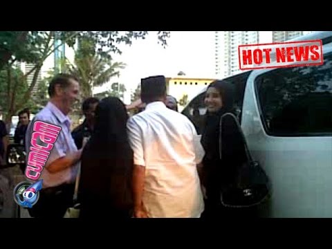 Mark dan Fanny Akrab di Pemakaman Lutfiah Sungkar - Cumicam 21 Oktober 2015