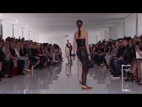 Luna Bijl với những bước catwalk chuyên nghiệp / #catwalk #model