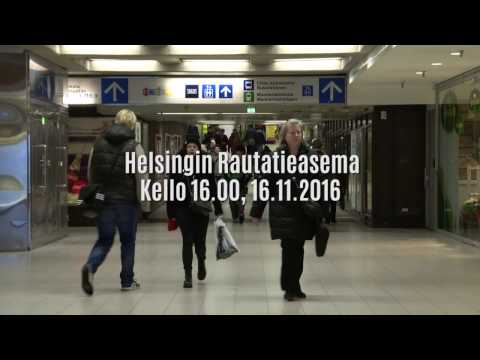 Eppu Normaali yllätyskeikalla Helsingin rautatieasemalla 16.11.2016