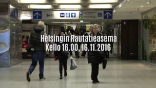 Eppu Normaali yllätyskeikalla Helsingin rautatieasemalla 16.11.2016