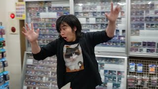 オリパを試しに2パック買ったら歯止めが効かなくなり頭がイカれて店内で走り回るオタクwww