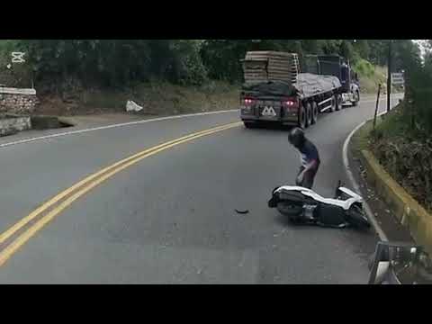 Motociclista a punto de ser arrollado en Santa Bárbara Antioquia 