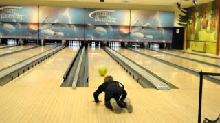preview picture of video 'Linus egenutvecklade bowlingteknik på Orsa Bowling'