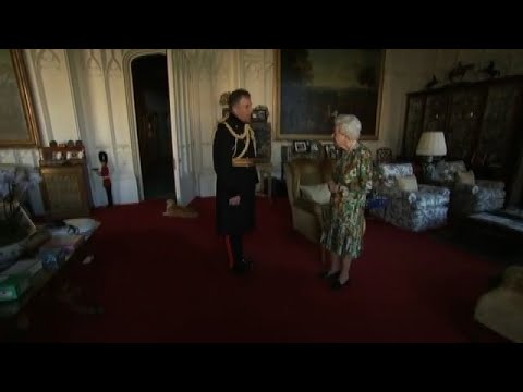 La regina Elisabetta torna in pubblico dopo lo stop per malattia