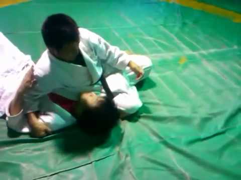 110911_03タックルへの脚での腕緘（木口川崎・梶師範による説明）