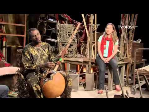 Griot Toumani Kouyaté canta uma história no Arte do Artista