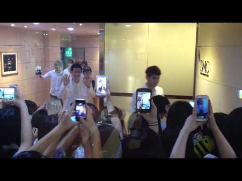 130703 EXO (12 members) walking in Daegu [1080p] 엑소 대구에서 팬사인의 끝