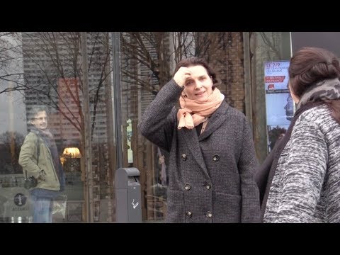 EXCLUSIVE : Juliette Binoche leaving la Maison de la Radio in Paris