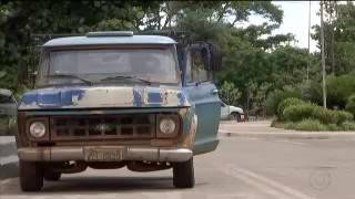 Carros sem condições de uso.