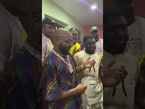 A magician really pulled cards out of Davido’s ears. 😭😂