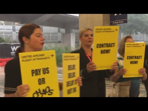 Comissários de bordo da United Airlines fazem piquetes, demonstrando por um contrato justo na AUS