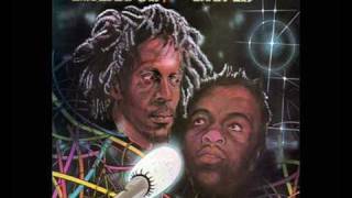 Gregory Isaacs - Love Light  1979