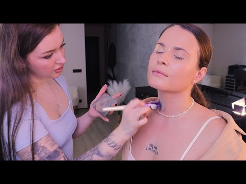 Ich habe Bold Burgundy Make-up & weiche Locken-Frisur gemacht Sehr Nahaufnahme, Unbeabsichtigtes