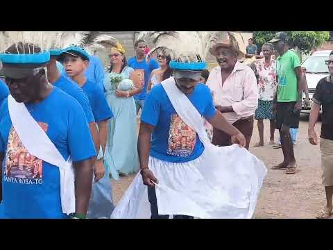 Festejos das almas santas benditas. Santa Rosa-Tocantins. Cortejo saindo do cemitério.
