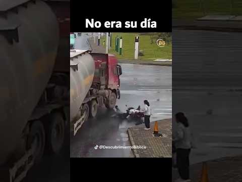 Momento en que un motociclista se salva por muy poco