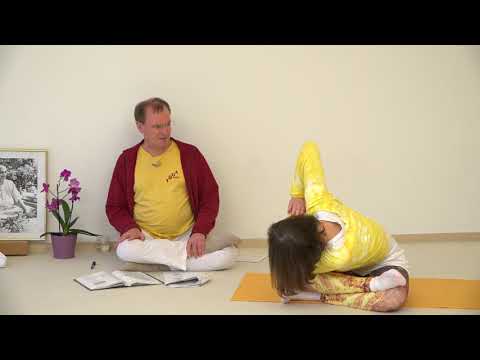 Parivritta Agnistambhasana - Asana Lexikon 972