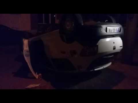 Maşină răsturnată la intersecția străzilor Țepeș Vodă cu Ștefan Mihăileanu