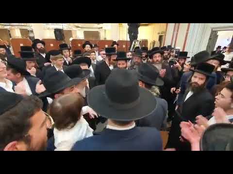 Viznitz Rebbe R' Mendel Attends Wedding Of A Son Of Menachem Shapiro Deputy Mayor Of Bnei Brak