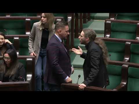 Nauczycielka rozdziela dwójkę krnąbrnych uczniów