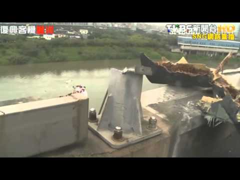 Taiwan: Autofahrer filmt Flugzeugabsturz in Fluss