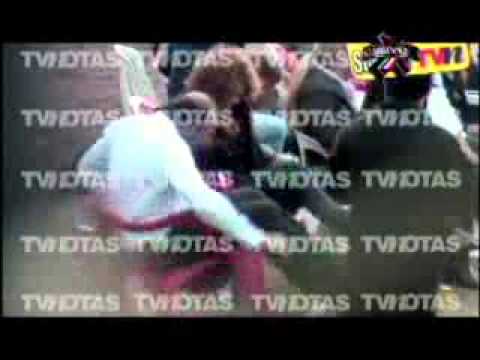 SuperXclusivo 4/4/11 - Video de Lucero y Mijares se caen en el piso