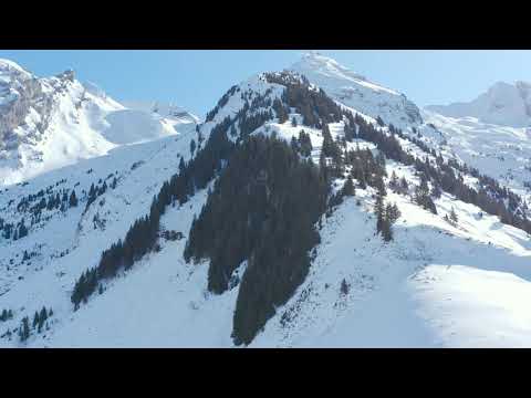le massif des aravis vue de drone