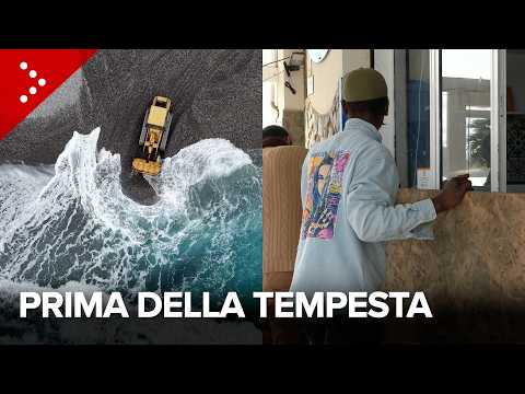 La Sicilia si prepara all'ondata di maltempo. Ruspe costruiscono argini intorno alle case e ai lidi