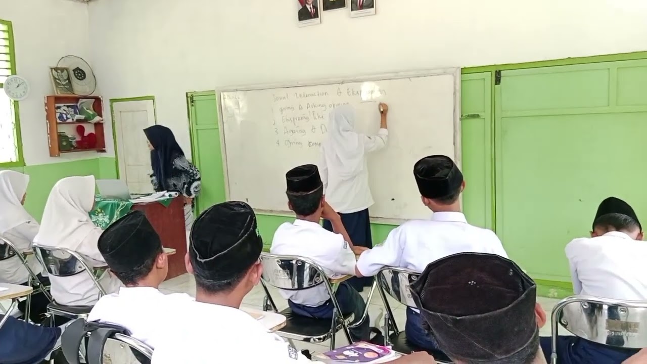 DWI PUSPITA SARI 2388203011. ELT : sosial interaction & ekspresion SMP KLS 8