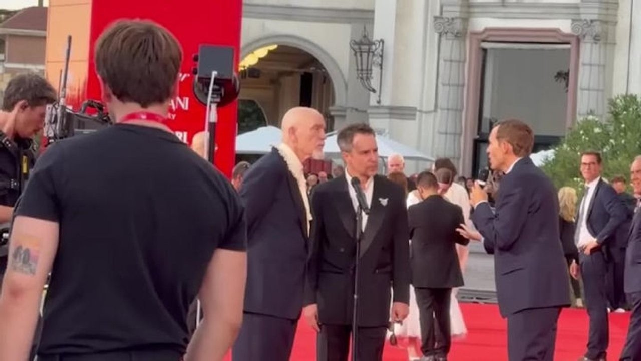 John Malkovich arriva sul red carpet di Venezia 83 per la seconda serata del festival