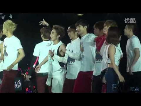 131019 SMTOWN in Beijing - EXO ending stage ~ Luhan carries Xiumin bridal-style!