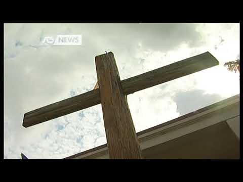 CADE DA UNA SCALA IN CIMITERO, FERITO 69ENNE