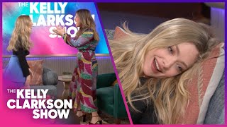 Download lagu Amanda Seyfried Collapses On Couch After Kelly Clarkson Duet! mp3