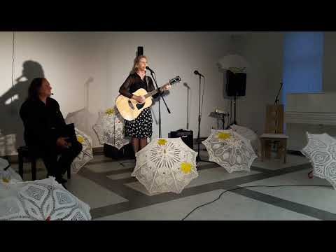 Iš laukinės obels. Dainuoja muzikos autorė Rima Žudienė. Eilės Romualdo Žilinsko. Poezijos ir gitaros improvizacijų vakaras Rokiškio Juozo Keliuočio viešojoje bibliotekoje.