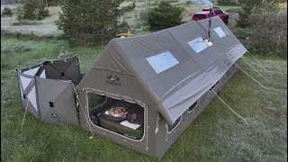 ACAMPAMENTO COM UMA BARRACA INSUFLÁVEL DE LUXO 2+1