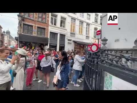 Belgium statue in orange for Dutch royal visit
