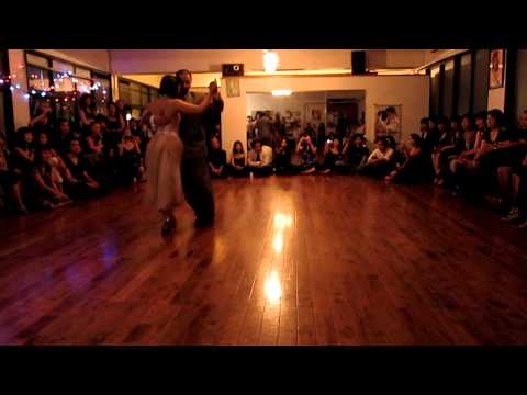  Cristina Sosa  and  Daniel Nacucchio  are  dancing  to  the  milonga  "  Yo Soy De San Telmo  "