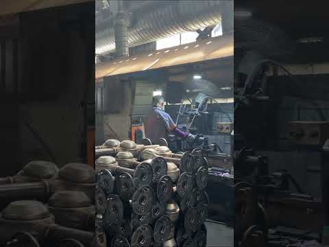 Welding the rear axle of an electric tricycle the skills of the workers#electricvehicle