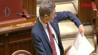 Bagarre alla Camera, Magi strappa il fac-simile della scheda elettorale e protesta: espulso