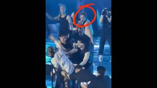 Download lagu Gdragon's reaction when fans rushed onto the stage #dragon #bigbang #gdragon #kpop #short #concert mp3