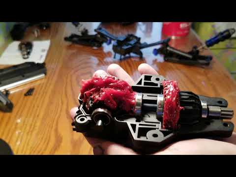 Traxxas Maxx 4S how to assemble the rear differential and the center differential in the bulkhead
