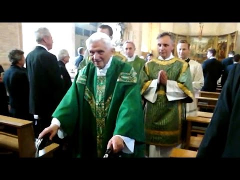 , title : 'Pope Emeritus Benedict XVI at the end of a Mass'