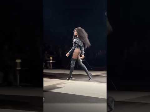“Walk like a horse”: Naomi Campbell’s secret to an effortless runway walk