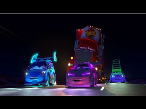 Mack se duerme en el camino | Cars 2006 (LATINO)