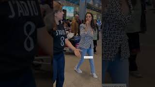 Download lagu SRK's wife Gauri Khan snapped at the airport | #shahrukhkhan #gaurikhan #srk mp3