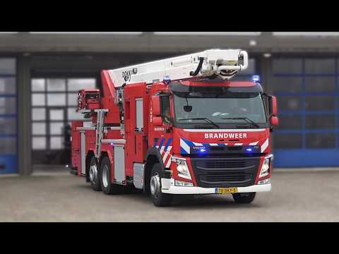 Uitruk Brandweer Dokkum | Hoogwerker 02-4250 met spoed naar schoorsteenbrand in De Westereen