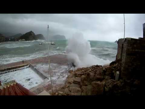 Stravična oluja na moru