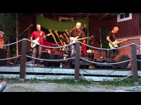 Matkalaukkumiehet - Linnunradalla live at Salakapakka