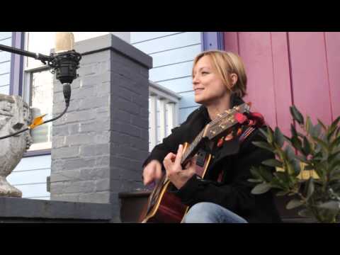 Donna Hopkins performs Sendin' Love (Acoustic)